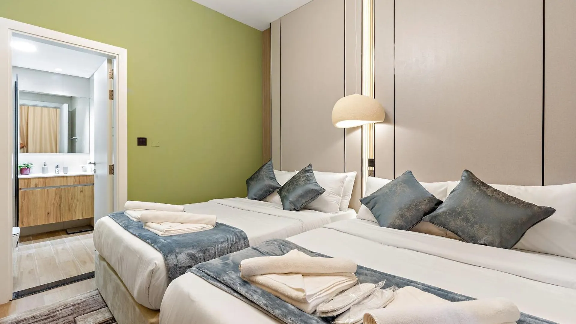 Lakeside Luxury Living In Al Maryah Island Abu Dhabi Lejlighed